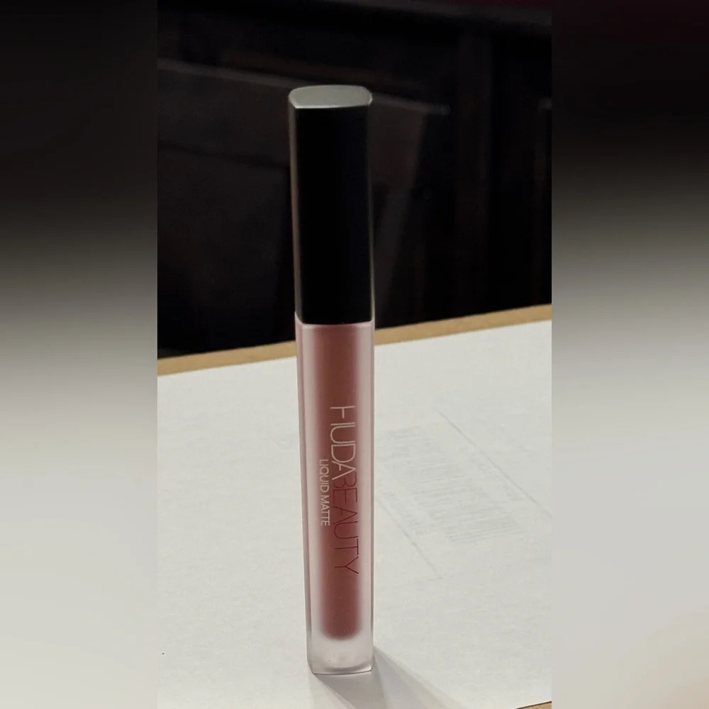 HUDA BEAUTY shade matte